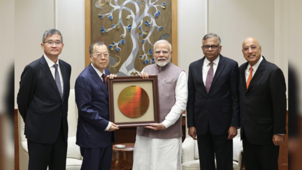 모디 인도 총리(왼쪽에서 세번째)는 대만 파운드리 기업 PSMC에 전폭적인 지원을 약속하는 등 인도에 투자하려는 대만 기업을 지원하겠다고 밝혔다. [사진: 모디 인도 총리 SNS]