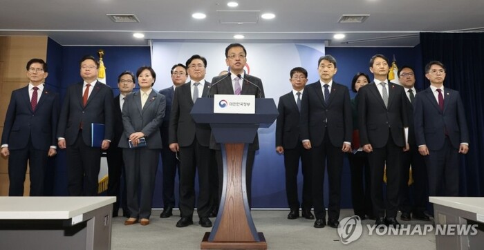 최상목 경제부총리 겸 기획재정부 장관(가운데)은 8일 오후 정부종합청사에서 관계부처 합동 성명을 발표했다. [사진: 연합뉴스]