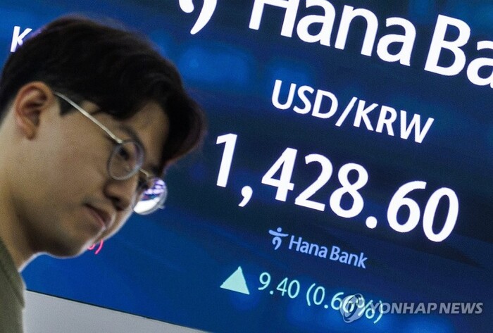 윤석열 대통령 탄핵안 폐기 후 첫 거래일에 장중 환율이 1,430원을 넘고 주가는 2,400선이 깨지는 등 투자 심리가 불안한 모습이다. [사진: 연합뉴스]