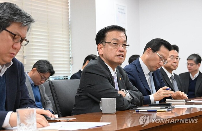 최상목 부총리 겸 기획재정부장관은 9일 아침 서울 명동 은행연합회관에서 한국은행 총재, 금융위원장, 금융감독원장과 함께 긴급 거시경제·금융현안 간담회를 개최해 금융·외환시장 동향을 점검하고 향후 대응방안에 대해 논의했다. [사진: 연합뉴스]