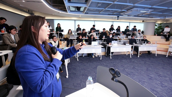 제2회 AX 인사이트 허브 포럼 주제 발표 중인 김연서 하이 로우 토토 사이트 그룹장 [사진: 디지털투데이]