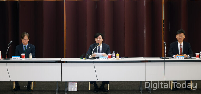 김소영 금융위 부위원장(가운데)이 12일 서울 명동 은행회관에서 열린 금융권 AI 협의회에서 발언하고 있다. [사진: 금융위원회]