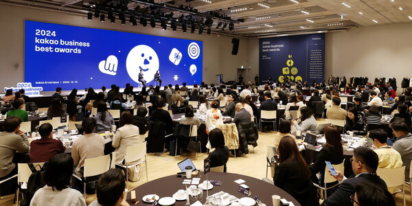 카카오는 지난 12일 카카오 AI캠퍼스에서 비즈니스 성공을 위한 성장 스토리 공모전 '2024 카카오비즈니스 베스트 어워즈' 시상식을 개최했다고 13일 밝혔다. [사진: 카카오]