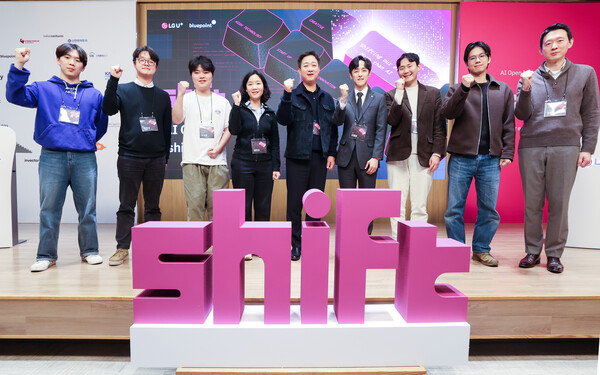 슬롯 머신 사장이 공식 첫 행보로 '쉬프트(Shift)' 데모데이 행사에 참석했다. 사진은 홍범식 사장(왼쪽에서 다섯번째)이 쉬프트에 선발된 스타트업 대표와 기념사진을 촬영하는 모습. [사진: LG유플러스]