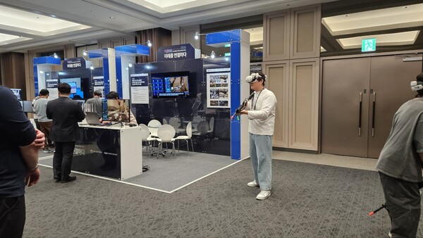 이음5G를 통해 '실감형 다자간 협업 교욱 군사훈련'을 실증한 에이알 테크놀로지 부스의 모습. 이 밖에도 실증 참여 기관의 서비스 체험 부스는 참관객들의 호응을 받았다.  [사진: 이진호 기자]  