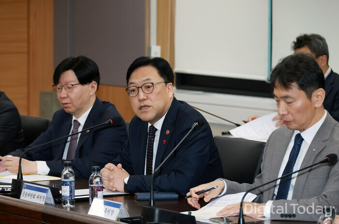 김병환 금융위원장(가운데)도 4일 오전 금융감독원장, 금융공공기관 등 유관기관장 및 금융협회장들과 '금융상황점검회의'를 개최하고 있다. [사진: 금융위원회]