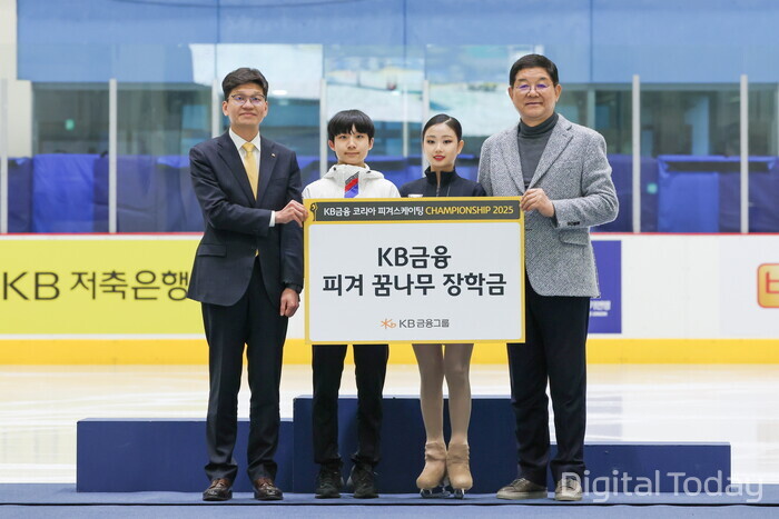 박진영 KB마카오 카지노 슬롯 머신그룹 브랜드담당 상무(왼쪽부터), 최하빈 선수(솔샘중), 고나연 선수(별가람중), 대한빙상경기연맹 김홍식 회장 직무대행이 기념촬영하고 있다. [사진: KB마카오 카지노 슬롯 머신그룹]