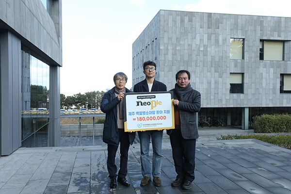 7일에 제주도 네오플 본사에서 진행된 백혈병 소아암 환아 카지노 슬롯머신 기부금 전달식 사진. (왼쪽부터)김진우 백혈병소아암협회 감사, 백무열 네오플 총무팀 팀장, 고경남 백혈병소아암협회 지회장. [사진: 넥슨]