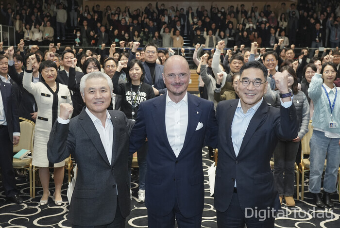 지난 6일 SC제일온라인 카지노 사이트 본점에서 열린 임직원 신년 타운홀에서 이광희 SC제일온라인 카지노 사이트장(오른쪽), 박종복 SC그룹 시니어 어드바이저(왼쪽), 디에고 디 조르지 SC그룹 최고재무책임자가 임직원들과 기념촬영을 하고있다. [사진: SC제일온라인 카지노 사이트]