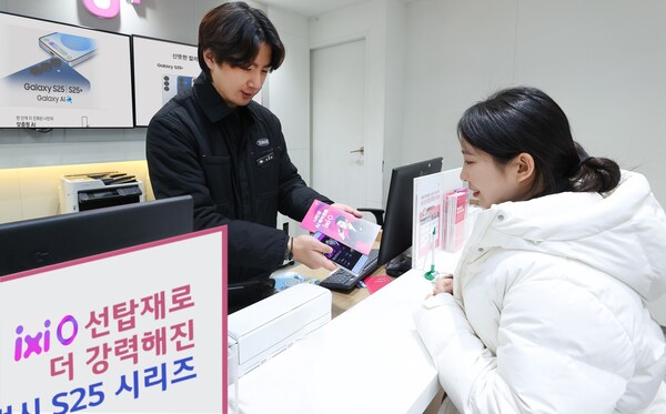 LG유플러스가 사전예약 고객을 대상으로 삼성전자 플래그십 스마트폰 갤럭시 해시 게임 바카라 시리즈의 개통을 시작한다. [사진: LG유플러스]