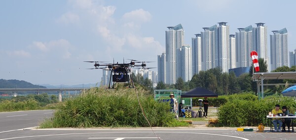  ETRI 연구진이 공중이동체 기반의 대용량·장거리 이동통신 인프라가 제공하는 통신 성능을 시험하는 모습. [사진: ETRI]