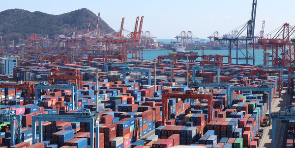 지난 4일 오후 부산항 신감만부두와 감만부두, 신선대부두에 수출입 화물이 쌓여있다. [사진: 연합뉴스]