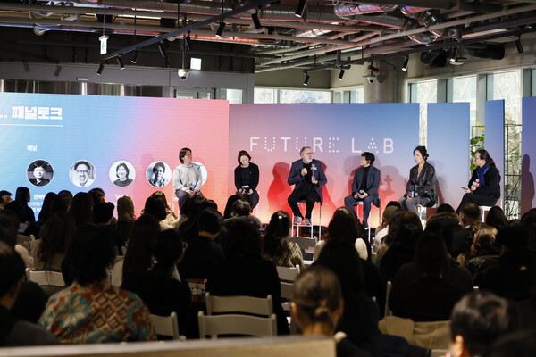 지난 8일 스마일게이트 캠퍼스에서 열린 '교육의 배신, 미래는 지금 여기 있어요' 컨퍼런스에서 연사들이 패널토크를 하고 있는 모습. (왼쪽부터) 남기륭 작가, 이화진 작가, 미첼 레스닉 퓨처랩 부이사장, 권혁빈 퓨처랩 이사장, 한석경 작가, 퓨처랩 송길영 이사. [사진: 스마일게이트]