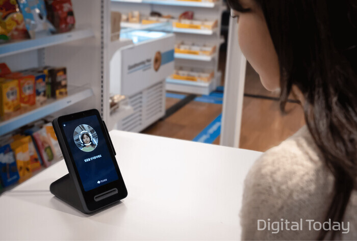 토스 얼굴인증 기술을 활용한 결제 서비스 ‘페이스페이’를 시연하는 모습 [사진: 토스]