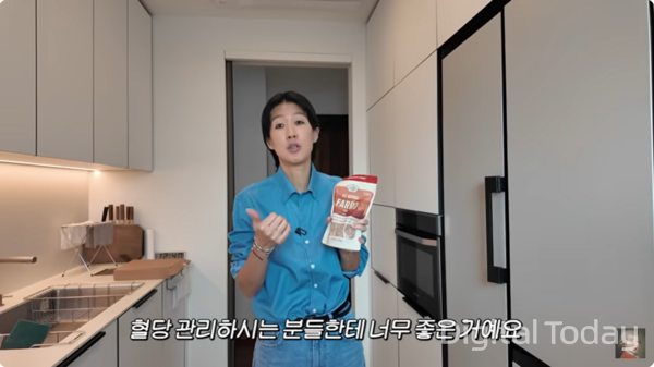 연예인 홍진경이 자신의 유튜브 채널에서 파로를 홍보하는 모습 [사진: 유튜브 갈무리]