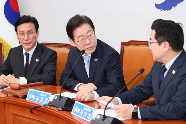 더불어민주당 이재명 대표와 박찬대 원내대표가 19일 서울 여의도 국회에서 열린 최고위원회의에서 대화하고 있다. [사진: 연합뉴스]