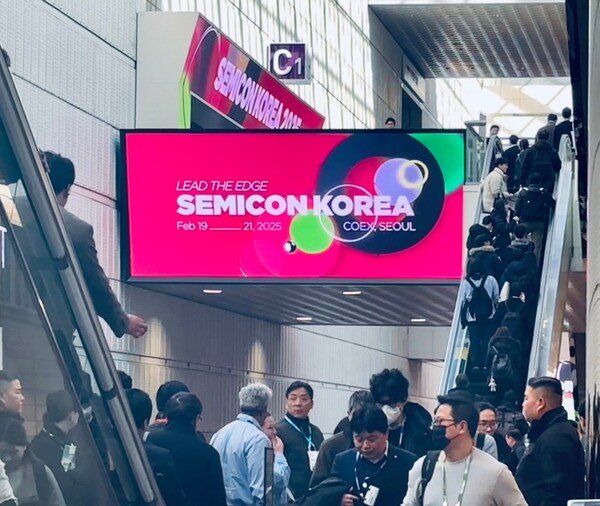 세미콘코리아 참가 관람객으로 붐비는 코엑스 [사진: 석대건 기자] 
