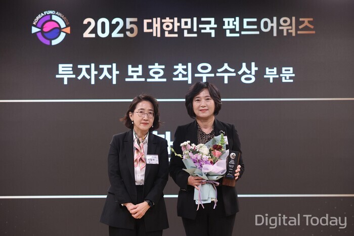 지난26일 서울시 중구 소재 KG하모니홀에서 개최한 ‘2025 대한민국 펀드어워즈’ 시상식에서 신한은행 소비자호보그룹 박현주 부행장(오른쪽)과 한국금융소비자슬롯 머신 일러스트재단 서정아 상무가 수상 후 기념 촬영하는 모습 [사진: 신한은행]