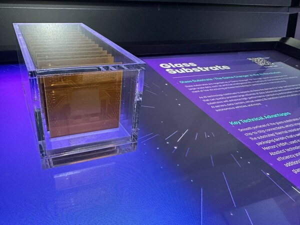 SKC, MWC2025서 반도체 유리기판 공개