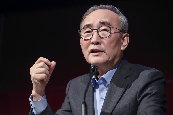 김영섭 KT 대표는 스페인 바르셀로나에서 열린 MWC25 기자간담회에서 올해 KT 발전 방향을 소개했다. [사진: KT]