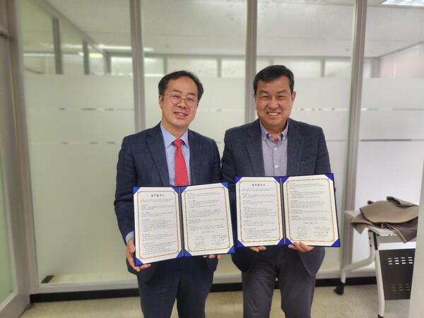 (왼쪽부터) 가이온 강현섭 대표이사, 공간정보기술 박경열 대표이사 [사진: 가이온]