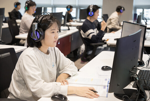 2024년 하반기 삼성직무적성검사 중인 지원자 [사진: 삼성전자]