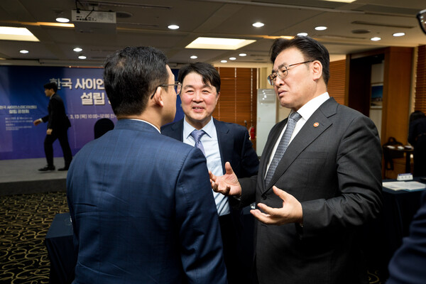 유상임 과학기술정보통신부 장관이 13일 오전 서울 중구 한국프레스센터에서 열린  '한국 사이언스미디어센터' 설립 공청회에 참석해 정우성 한국과학창의재단 이사장, 홍성욱 한국 과학기술미디어센터 설립위원장과 대화를 나누고 있다. [사진: 과기정통부]