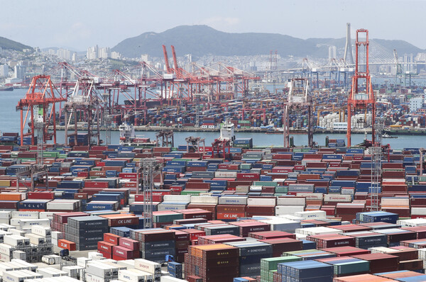 부산항의 모습.  [사진: 연합뉴스]