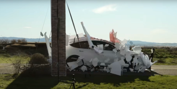 테슬라 가짜 벽 충돌 실험 [사진: 마크 로버]