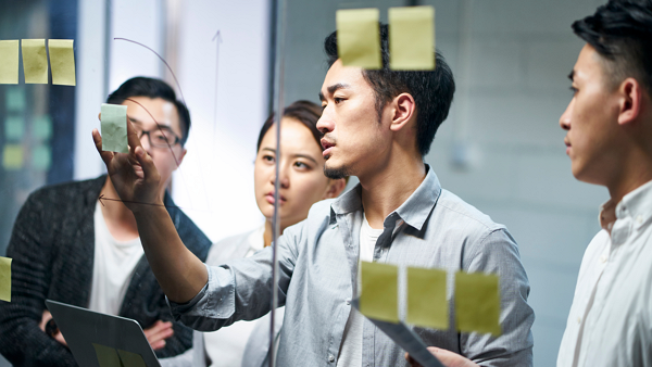 학교나 직장에서 의견 차이로 갈등이 생길 때 상대방을 진정시키는 데 유용한 심리학적 기술로, 공감, 신뢰성, 적응성이 강조된다.  [사진: 셔터스톡]