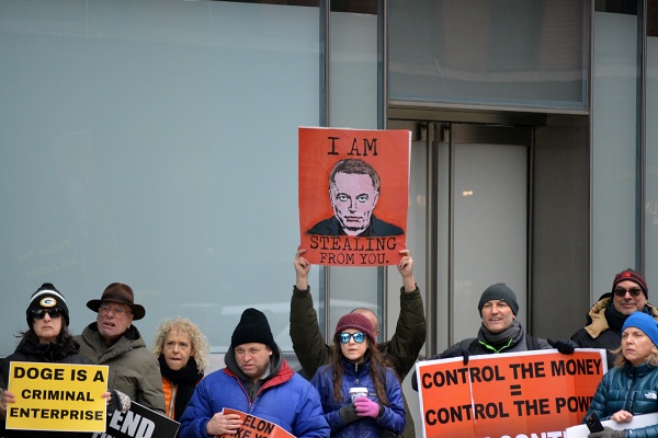 일론 머스크 테슬라 CEO를 향한 시위가 전 세계 곳곳에서 일어나고 있다. [사진: 셔터스톡]