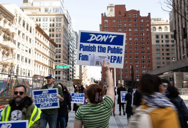 EPA 직원들이 거리 시위에 나섰다. [사진: 더버지]