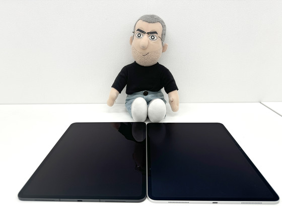 일반 유리 모델(왼쪽)과 나노 텍스처 글래스 옵션이 적용된 아이패드 프로(오른쪽) [사진: 기가진]