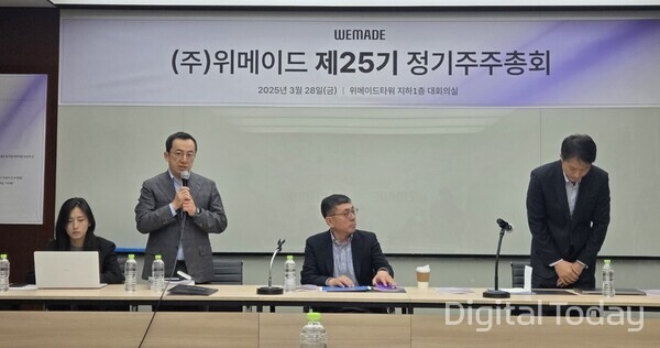 위메이드가 지난달 28일 정기 주주총회 후 주주와의 간담회를 개최했다. 김석환 위믹스 재단 대표(오른쪽)가 주주에게 인사를 하고 있다. [사진: 이호정 기자]