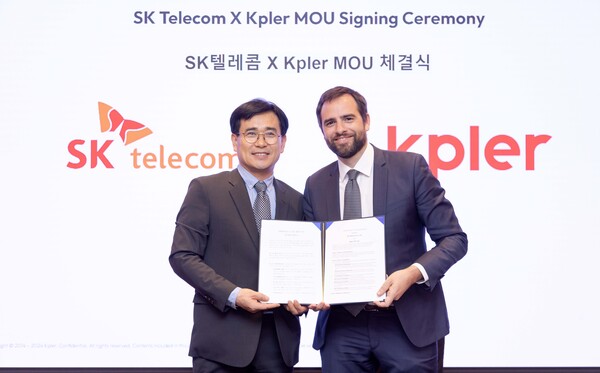 신용식 SK텔레콤 AIX 사업부장(사진 왼쪽) 과 케플러 공동 창업자인 장 매이니어 회장이 양해각서에 서명하고 기념 촬영하는 모습. [사진: SKT]
