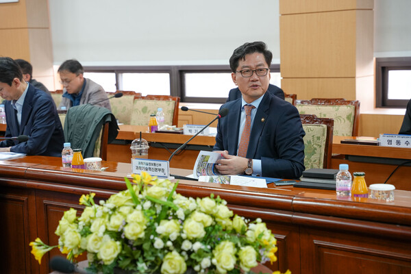 류광준 과학기술혁신본부장이  3일 한국전기연구원과 한국재료연구원을 방문해 관계자들과 간담회를 가졌다.  [사진: 과기정통부]