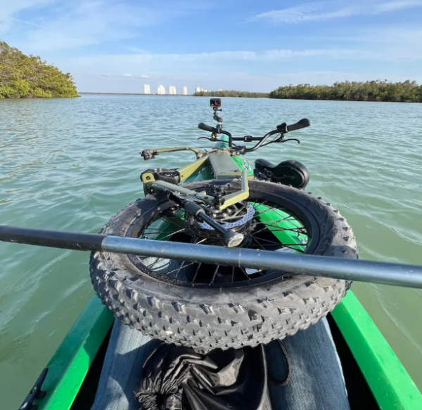 잭래빗 XG 프로를 카약에 실은 모습 [사진: 일렉트릭]