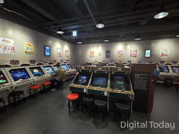 플레이컬렉션에서는 고전 아케이드 게임부터 콘솔·PC 게임까지 직접 체험할 수 있다. [사진: 이호정 기자]