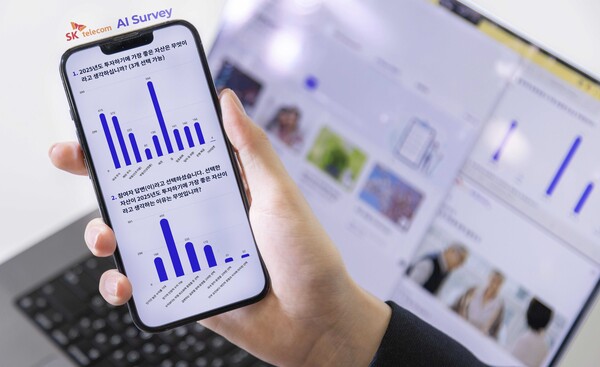  스마트폰을 통해 SKT AI 서베이 홈페이지에 접속해 설문 정보를 확인하는 모습. [사진: SKT]