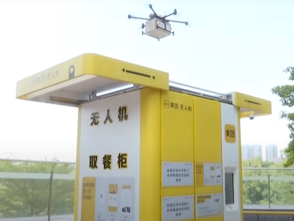 메이투안의 음식배달 드론이 픽업 키오스크에 착륙하는 모습 [사진: 유튜브 캡쳐]