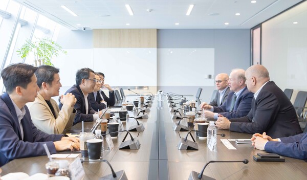 서울 을지로 SKT 본사에서 SKT와 아이온큐 주요 경영진이 미팅하는 모습. [사진: SKT]