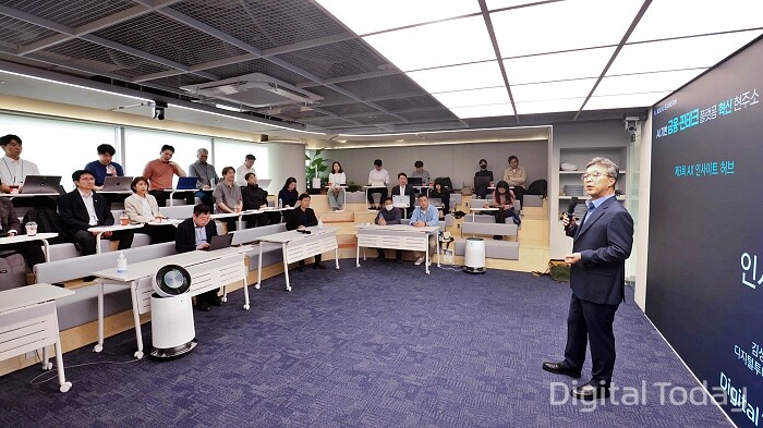 ​제3회 AX 인사이트 허브 포럼에서 개회사를 진행 중인 김성현 디지털투데이 대표 [사진: 디지털투데이]김성현 디지털투데이 대표가 17일 서울 역삼동 디지털투데이 커뮤니티홀에서 ‘제3회 AX 인사이트 허브 포럼’에서 개회사를 하고 있다. [사진: 디지털투데이]