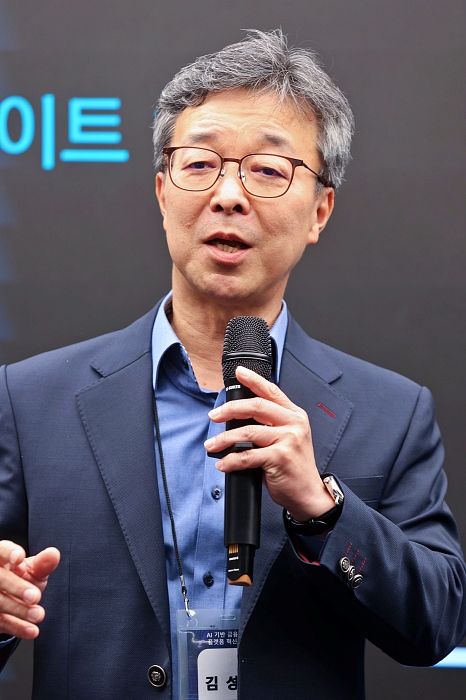 제3회 AX 인사이트 허브 포럼에서 개회사를 진행 중인 김성현 디지털투데이 대표 [사진: 디지털투데이]