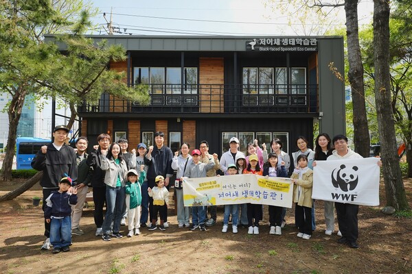 카카오게임즈는 4월 '지구의 날'을 맞아 지난 20일 인천 남동구 '저어새 생태학습관'에서 임직원 가족과 함께하는 친환경 봉사 프로그램 '다가치 그린데이 – 가족과 함께하는 저어새 보전여행'을 진행했다고 22일 밝혔다. [사진: 카카오게임즈]