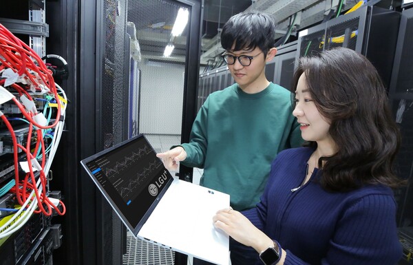  LG유플러스 임직원들이 AI를 활용해 네트워크 장애를 예측하는 기술을 시연하는 모습. [사진: LG유플러스] 