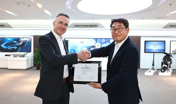 (왼쪽부터) 닉 웰스 JLR 중국·아시아태평양 지역 구매 총괄책임자,박정호 삼성SDI 중국 톈진법인장 [사진: 삼성SDI]