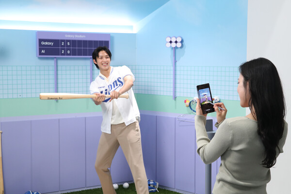 '갤럭시 S25 시리즈'의 '생성형 편집' 기능으로 사진을 편집하고 있는 모습 [사진: 삼성전자]