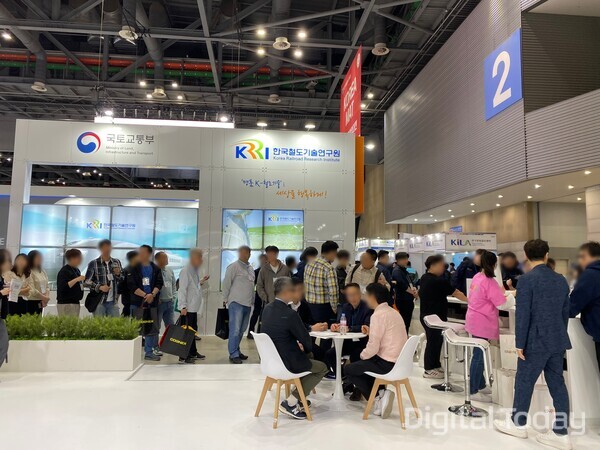 국제물류산업대전 쿠팡 부스에서 관람객들이 줄을 서있다. [사진: 손슬기 기자]