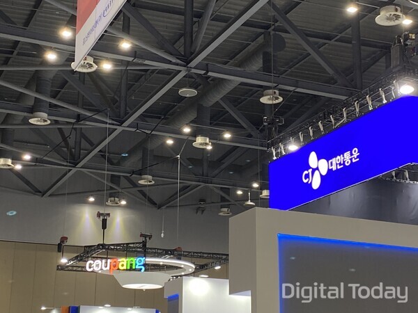 24일 킨텍스 국제물류산업대전 행사장 내 나란히 붙은 쿠팡과 CJ대한통운 부스. [사진: 손슬기 기자]