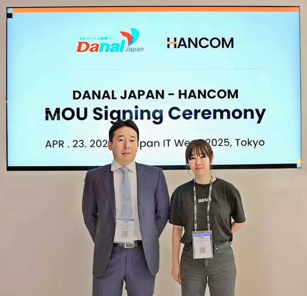 한컴 김연수 대표(오른쪽)와 다날재팬 오오무라 리이치(Riichi Oomura, 왼쪽) 대표가 기념 사진을 촬영하고 있다. [사진: 한글과컴퓨터]